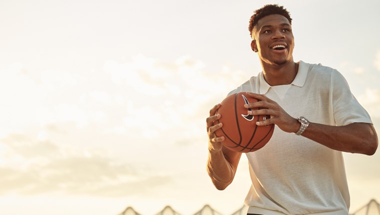 Ο Γιάννης Αντετοκούνμπο είναι πάντα στην ώρα του