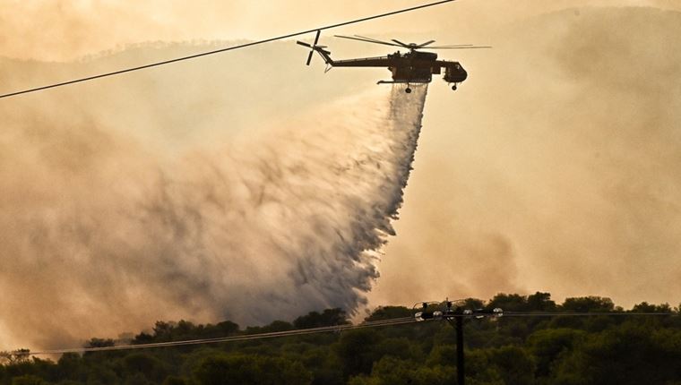 Σε εξέλιξη πυρκαγιές σε Λουτράκι, Δερβενοχώρια και Ρόδο