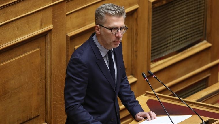 Τα ταχύρρυθμα &#39;φροντιστήρια&#39; του Άκη Σκέρτσου στους βουλευτές της ΝΔ για τον γάμο των ομόφυλων ζευγαριών