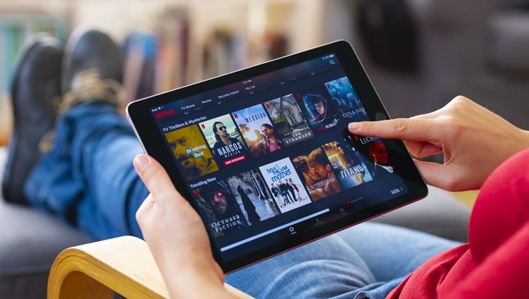 Το Netflix στο εξής θα χρεώνει παραπάνω όσους μοιράζονται τον κωδικό τους