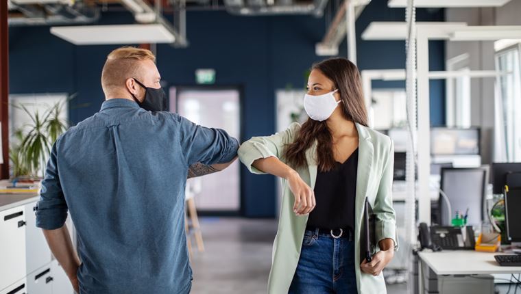 Τα νέα μέτρα φέρνουν κανονικότητα για τους εμβολιασμένους