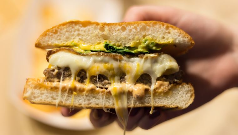 5 outsider τυριά που αξίζει να δοκιμάσεις σε burgers