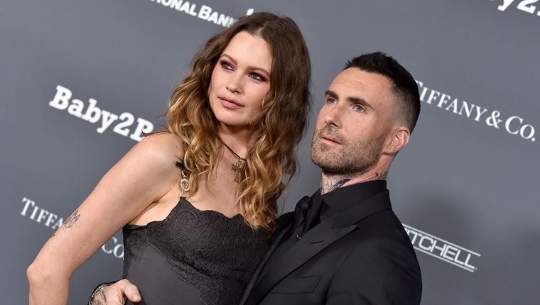 Τι λέει η Behati Prinsloo για την απιστία Levine;