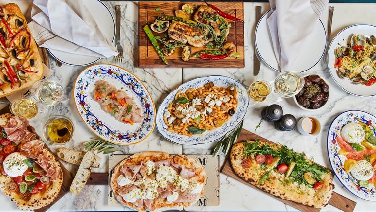 Εκεί όπου στρώνουν το πιο επικό τραπέζι της Αθήνας