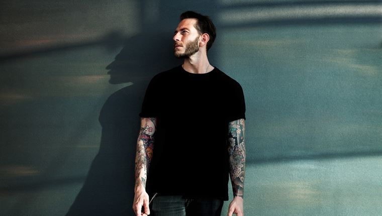 Τι σημαίνει όταν φοράς μαύρα ή λευκά ρούχα