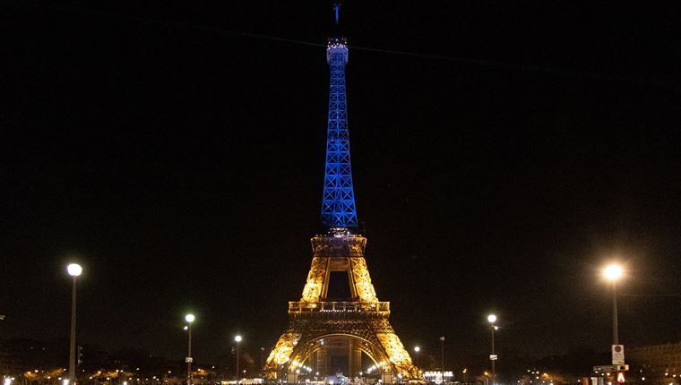 Ο Πύργος του Άιφελ στα χρώματα της Ουκρανίας