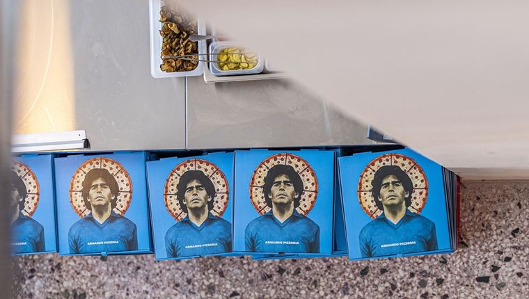 Ο Armando πασάρει πίτσα στον Κεραμεικό κι ο Μαραντόνα σκοράρει με cocktails στην Αργυρούπολη