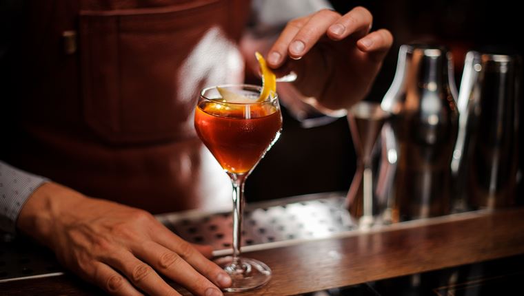 Κι όμως, το αλκοόλ επηρεάζει την επιδερμίδα σου