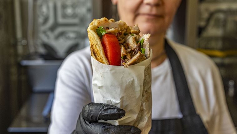 Σουβλάκι 2.0: Πώς και γιατί το εθνικό street food της Ελλάδας έγινε ξανά μόδα