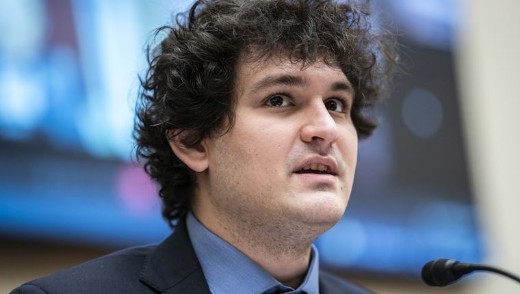 Samuel Bankman-Fried, o 'βασιλιάς' των κρυπτονομισμάτων καταδικάστηκε σε 25 χρόνια φυλάκιση