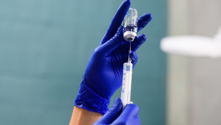 Πόσο ασφαλή είναι τελικά τα εμβόλια των Pfizer-BioNTech, Moderna και AstraZeneca