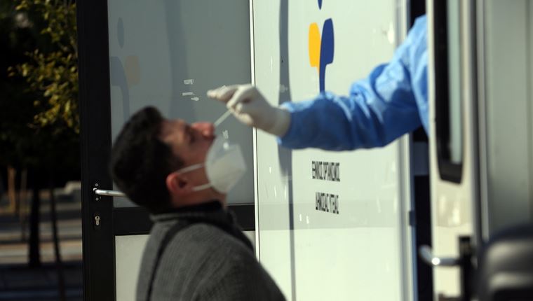 Το ECDC προειδοποιεί ότι ο κορονοϊός είναι ακόμα εδώ