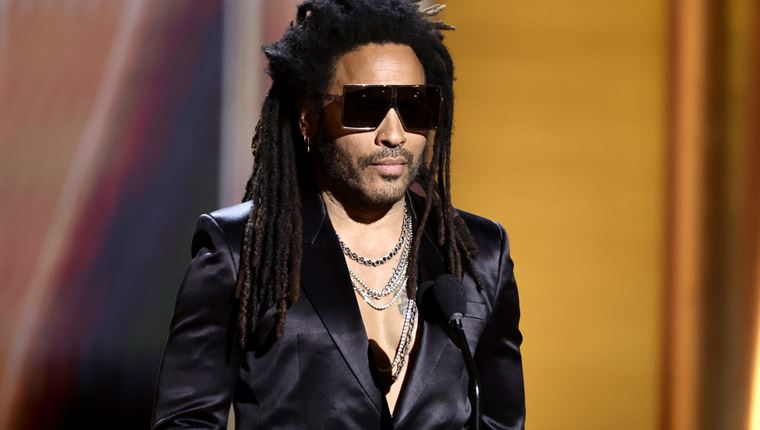 Μόνο ο Lenny Kravitz μπορεί να σηκώνει βάρη με πέτσινο παντελόνι και μπότες
