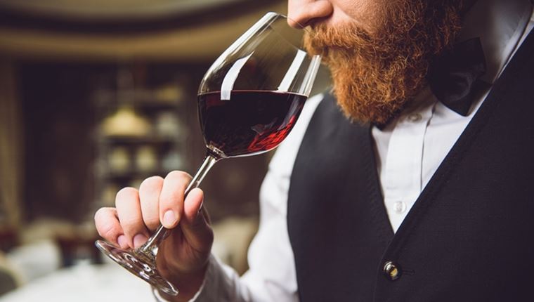 Γιατί πρέπει να παραγγέλνεις πάντα το πιο φθηνό κρασί του μενού