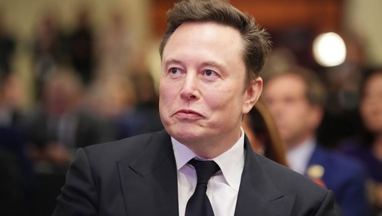 O Elon Musk ως αδυνατισμένος Άγιος Βασίλης είναι ό,τι πιο cringe είδαμε σήμερα