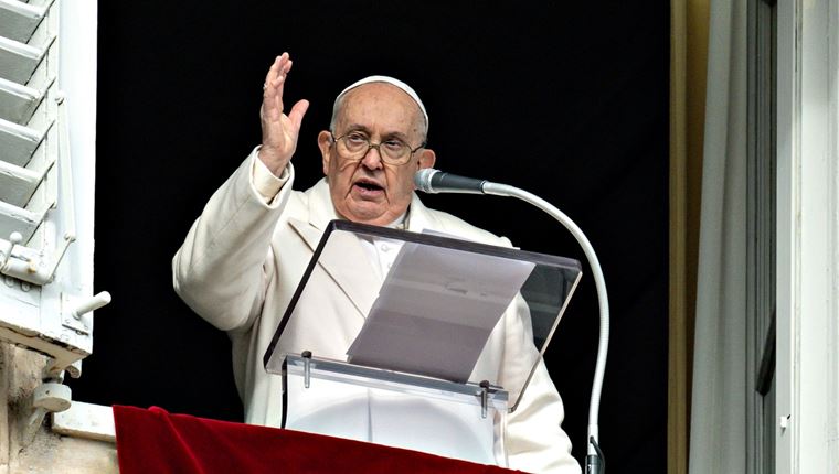 Σε άλλα νέα, ο Πάπας ασχολείται με εξωγήινους, φαντάσματα και άλλα υπερφυσικά φαινόμενα