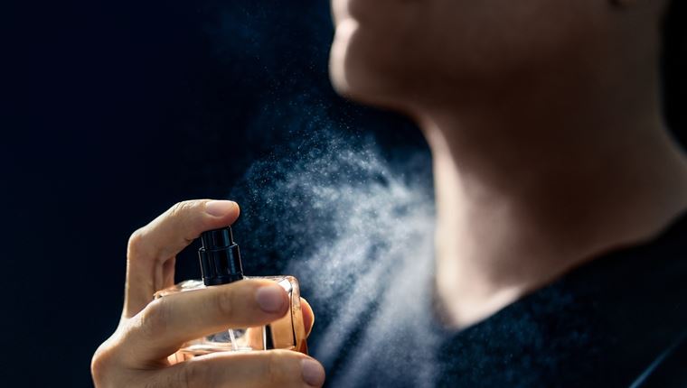 Πώς θα κάνεις το άρωμά σου να διαρκεί περισσότερο