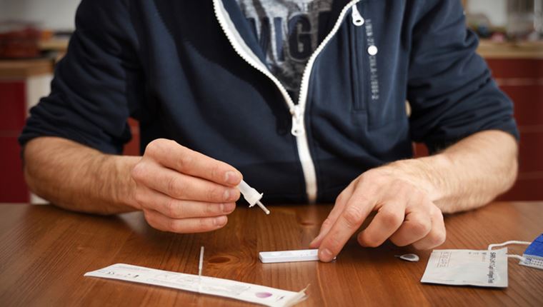 Ποιοι μπορούν να λείπουν από τη δουλειά με θετικό rapid test, χωρίς PCR