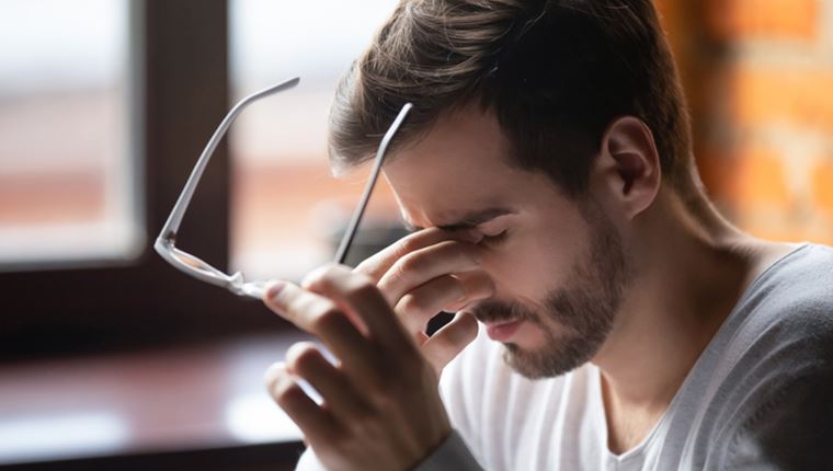 Αναρωτήθηκες ποτέ γιατί σε τρώνε τα μάτια σου το βράδυ;