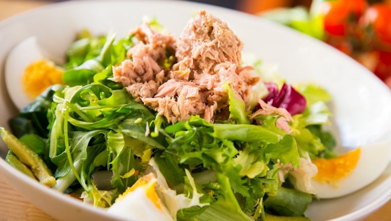 Το λάθος που κάνεις στη σαλάτα με τόνο