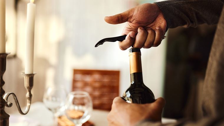 Έξυπνα κόλπα για να ανοίγεις το μπουκάλι κρασί χωρίς ανοιχτήρι
