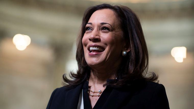 Sneakers, ενσυναίσθηση και θάνατοι: Η πολλαπλά αντισυμβατική Kamala Harris