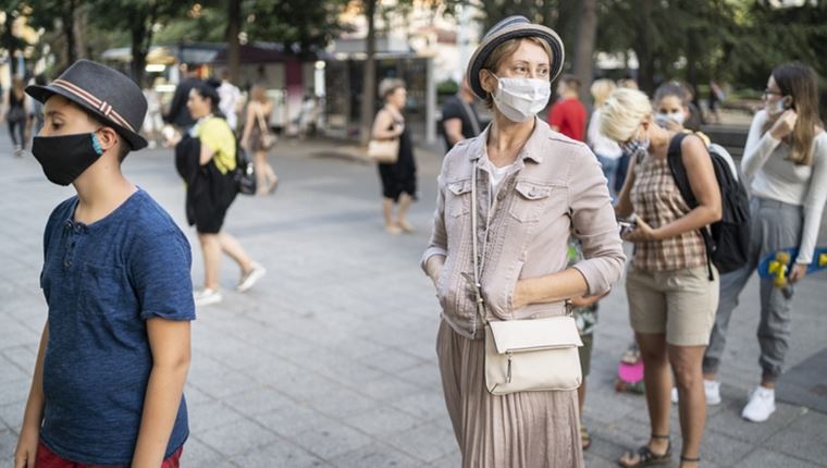 Κορονοϊός: Εκτοξεύθηκαν στα 20.084 τα νέα κρούσματα