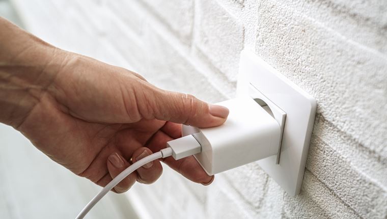 Προσοχή: Ανακαλείται φορτιστής για κινητά λόγω κινδύνου φωτιάς