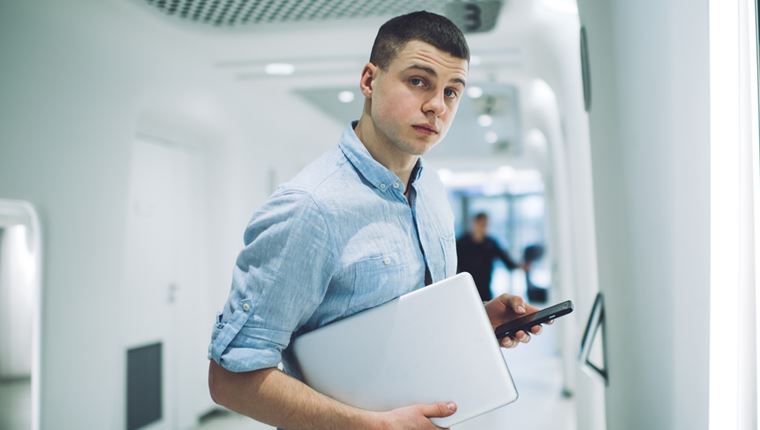 Χάσμα επικοινωνίας στη δουλειά: Γιατί οι 30άρηδες δεν μιλούν με τους 50άρηδες, σύμφωνα με έρευνα