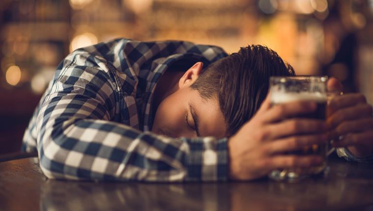 Είναι αλήθεια ότι η μπύρα θεραπεύει το hangover;