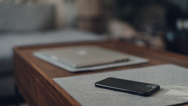 Γιατί πρέπει πάντα να αφήνεις το κινητό σου ανάποδα στο τραπέζι