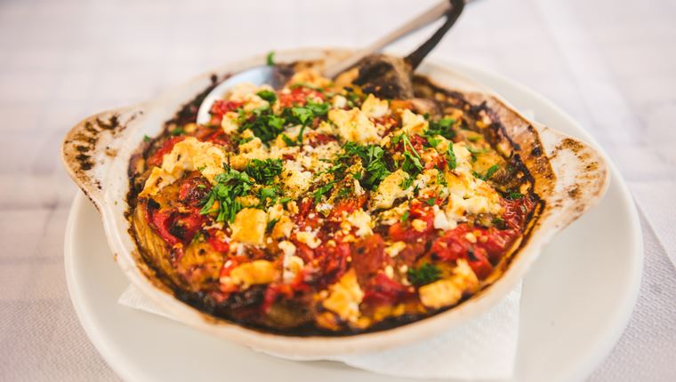 Αξίζει να δοκιμάσεις τη viral συνταγή του TikTok, Baked Feta Pasta;