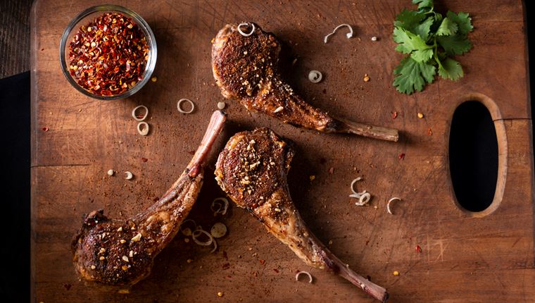 Πώς θα φτιάξεις τα τέλεια αρνίσια παϊδάκια