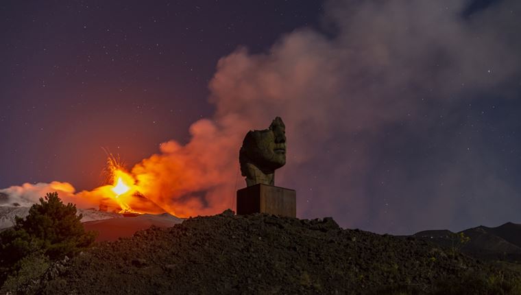 Ξύπνησε το ηφαίστειο της Αίτνας στη Σικελία με τεράστια έκρηξη (video)