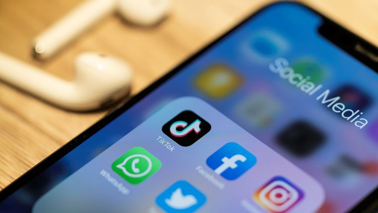 Πώς τα δισεκατομμύρια φέρνουν εξουσία μέσω σόσιαλ μίντια