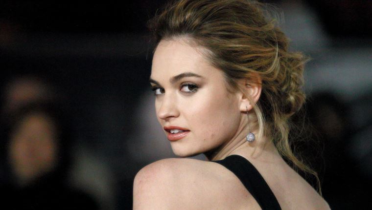 Lily James όπως λέμε Pamela Anderson