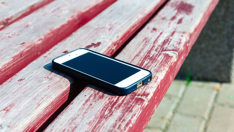 Αυτό το iPhone έπεσε από αεροπλάνο από τα 5.000 μέτρα, και όμως λειτουργεί