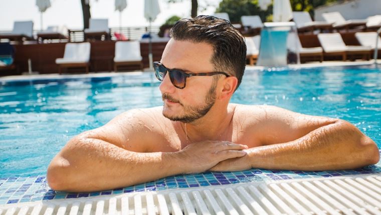 Τελικά, πόσο κακό σου κάνει το να κοιμάσαι με βρεγμένα μαλλιά;