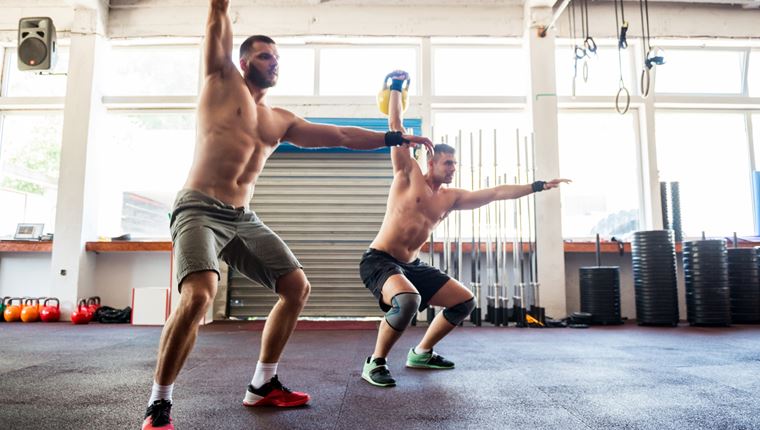 3 ασκήσεις με kettlebell που θα σε βοηθήσουν να δυναμώσεις τους κοιλιακούς σου