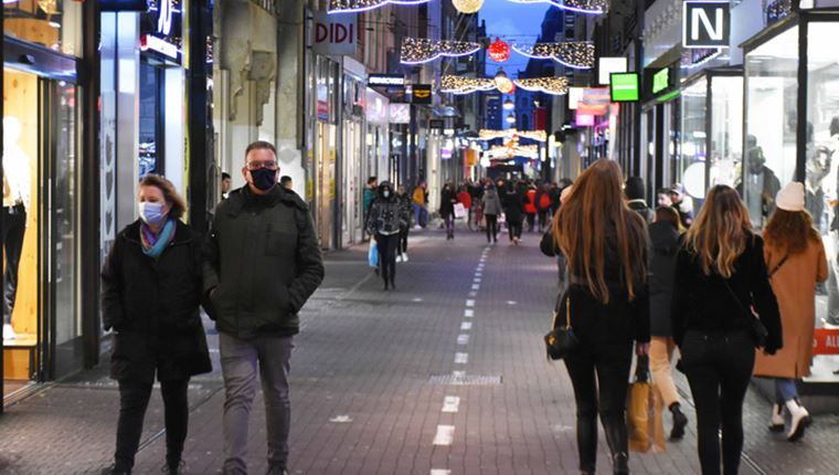 Κορονοϊός: Ίλιγγος με νέο μαύρο ρεκόρ 28.828 κρουσμάτων