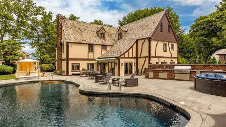 Διακοπές στην Airbnb έπαυλη του Vito Corleone