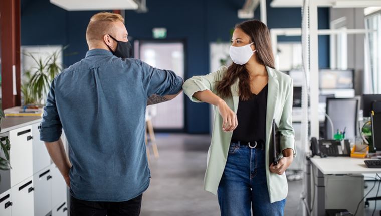 H αποκλιμάκωση της Όμικρον οδηγεί σε χαλάρωση των μέτρων