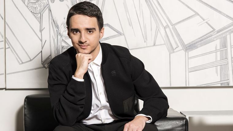 Το Lacoste Original είναι το άρωμα που εκφράζει την προσωπικότητά σου, σύμφωνα με τον Στρατή Χατζησταματίου