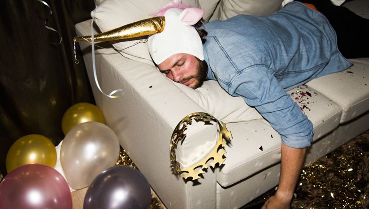 10 τρόποι για να προλάβεις το χάλι του hangover, σύμφωνα με την επιστήμη