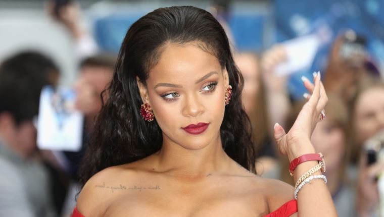 H Rihanna με καυτά εσώρουχα είναι ένας καλός λόγος για να συμπαθήσεις τον Άγιο Βαλεντίνο