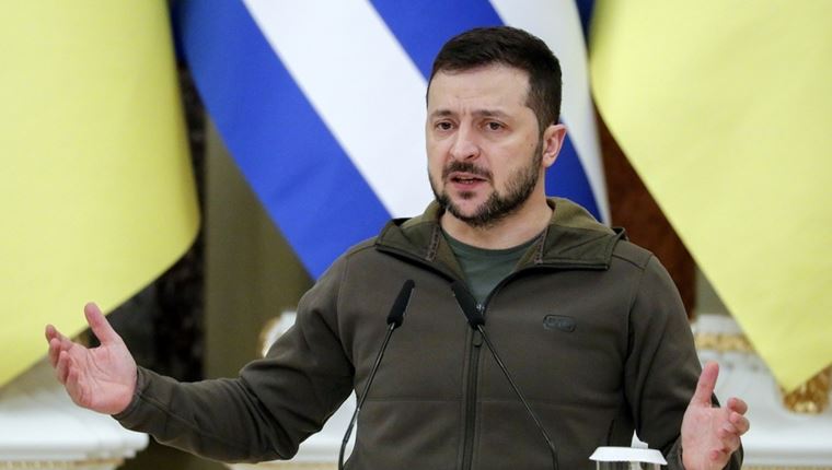 Με δάκρυα στα μάτια υποδέχτηκαν τον Zelensky στη Χερσώνα οι Ουκρανοί