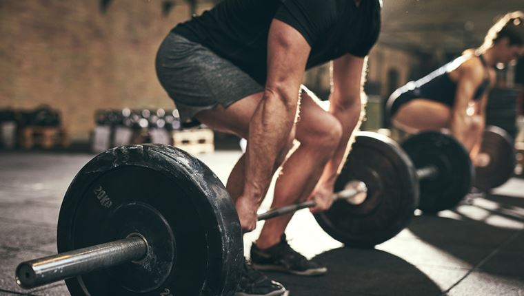 Πώς και γιατί η γυμναστική με βάρη μας βοηθά να ζούμε περισσότερα χρόνια