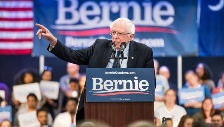 Ο Bernie Sanders συγκέντρωσε 1,8 εκατ. δολάρια για άπορους ηλικιωμένους