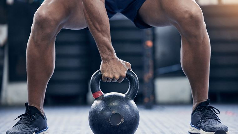 5 κλασικές ασκήσεις με kettlebell για το σπίτι
