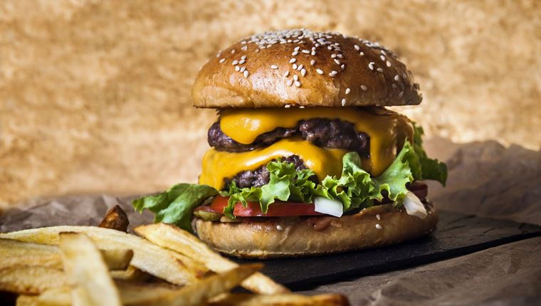 Η απόλυτη συνταγή για τη σημερινή Double Cheeseburger Day